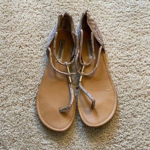 Adorable women’s sandals, zip up the back.